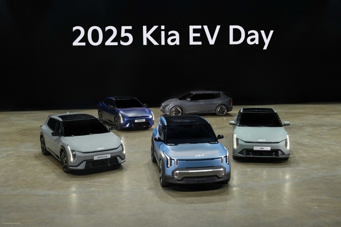 기아 EV 데이에 전시된 EV 라인업(가운데부터 시계방향으로 콘셉트 EV2, EV4 해치백 GT 라인, EV4 세단 GT 라인, EV4 해치백, EV4 세단)