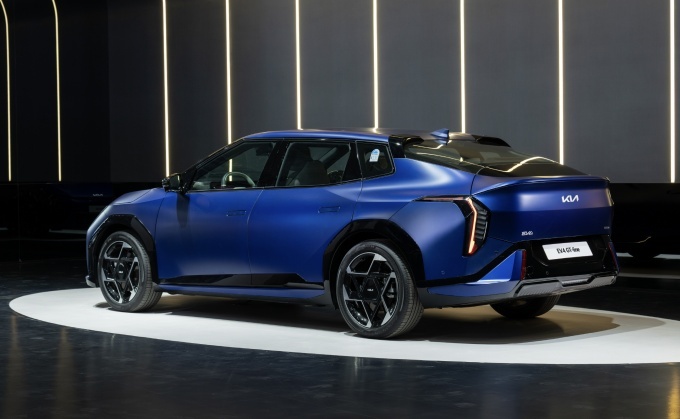 '2025 서울모빌리티쇼' 기아관 'EV 라인업 존'에 전시된 EV4 GT-line.