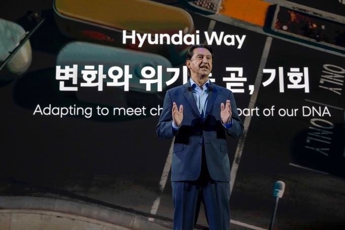 경기 고양시 킨텍스 제1전시관에서 열린 ‘2025 서울모빌리티쇼’ 현대자동차관 보도발표회에서 현대자동차 대표이사 호세 무뇨스 사장이 현대차 전략에 대해 발표를 하고 있다.