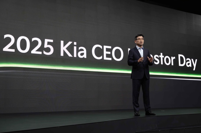 기아 송호성 사장이 '2025 CEO 인베스터 데이(CEO Investor Day)'에서 기아의 중장기 사업 전략과 재무 목표 등에 설명하고 있다.