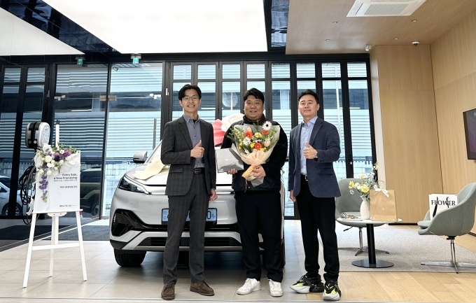 BYD 강서전시장에서 이 전시장 1호 고객과 함께 BYD 아토 3 차량 인도식이 진행됐다.