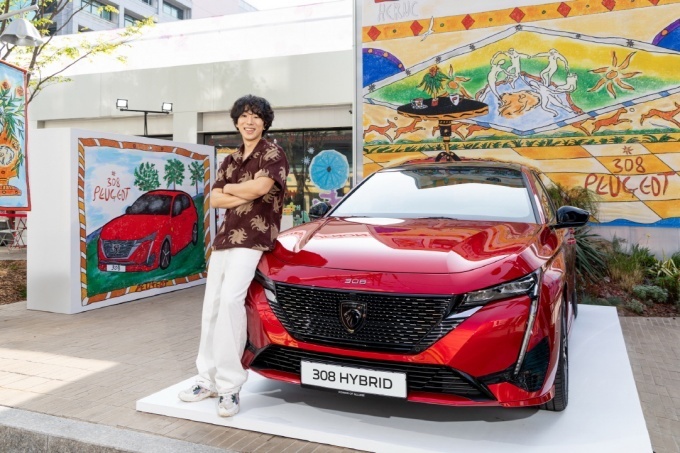팝업 오픈식 현장에 아티스트 헤르시가 직접 참석해 전면에 전시된 아트웍 ‘푸조 in 뮤지엄(Peugeot in Museum)’과 푸조 308 스마트 하이브리드 앞에서 기념 촬영을 진행했다.