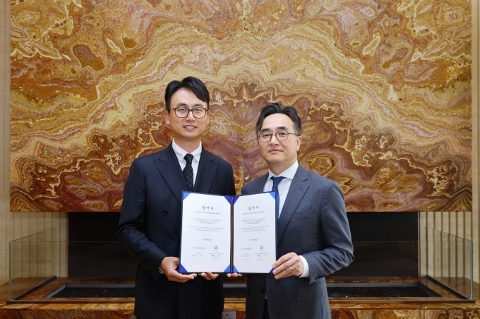 (왼쪽부터) 한성자동차 김마르코 대표이사, 조선 팰리스 서울 강남 이정욱 총지배인이 기념촬영을 하고 있다.