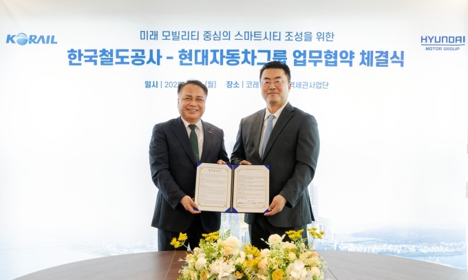 (왼쪽부터) 한국철도공사 정정래 부사장, 현대자동차그룹 GSO 김흥수 부사장이 기념촬영을 하고 있다.
