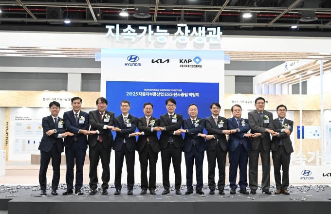 '2025 자동차부품산업 ESG·부품산업 박람회' 개막식 기념 사진. (왼쪽부터) 중소벤처기업진흥공단 반정식 이사, 기술보증기금 박주선 전무이사, 한국에너지기술평가원 이승재 원장, 한국자동차모빌리티산업협회 강남훈 회장, 동반성장위원회 이달곤 위원장, 현대자동차·기아 제조부문장 정준철 부사장, 현대자동차·기아 구매본부장 박찬영 부사장, 현대자동차·기아 협력회 문성준 회장, 한국자동차산업협동조합 이택성 이사장, 자동차부품산업진흥재단 안정구 이사장, 현대자동차·기아 PCO 신승규 전무