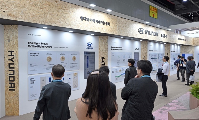 '2025 자동차부품산업 ESG·부품산업 박람회'를 둘러보는 관람객