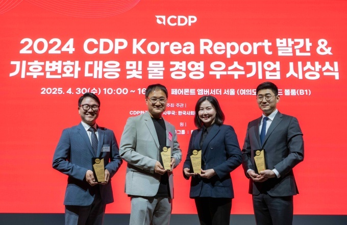 (왼쪽부터)현대차 안전기획실 정재목 실장과 경영전략3실장 황동철 상무, 기아 탄소중립전략팀 조형주 팀장과 안전환경센터 정현우 책임매니저가 ‘2024 CDP 코리아 어워드’에서 기념 촬영하고 있다.
