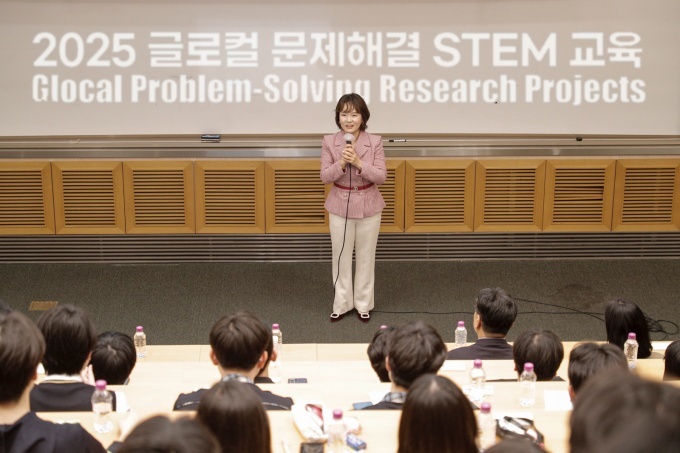 한국뉴욕주립대학교에서 진행된 '2025 글로컬 문제해결 STEM 교육 프로그램' 발대식에서 환영사를 하고 있는 윤명옥 지엠한마음재단코리아 사무총장