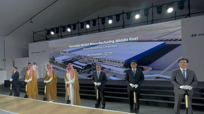 (왼쪽부터) 박원균 HMMME 법인장 상무, 아흐메드 알리 알수베이(Ahmed Ali Al-Subaey) HMMME 이사회 의장, 야지드 알후미에드(Yazeed A. Al-Humied) 사우디아라비아 국부펀드 부총재, 반다르 이브라힘 알코라예프(Bandar Ibrahim Al-Khorayef) 산업광물자원부 장관, 장재훈 현대차그룹 부회장, 문병준 주사우디아라비아 대한민국 대사 대리, 이한우 현대건설 대표이사 부사장이 현대차 사우디 생산법인(HMMME) 착공식에서 기념사진을 촬영하고 있다.