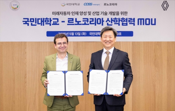 스테판 드블레즈 르노코리아 사장(왼쪽)과 국민대학교 정승렬 총장이 기념촬영을 하고 있다.