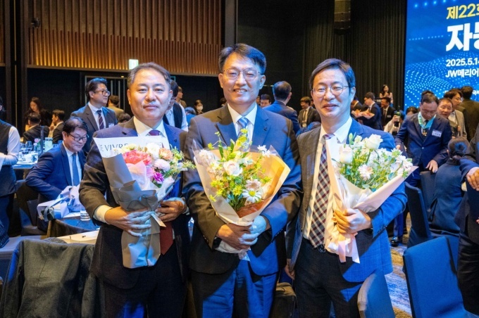 ‘제22회 자동차의 날’에서 국무총리상을 수상한 르노코리아 생산기술 담당 김수택 디렉터(가운데), 산업통상자원부장관상을 수상한 차량시험 총괄 김우상 디렉터(좌)와 품질 담당 이주형 디렉터(우)