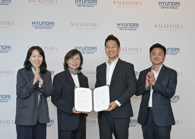 (왼쪽부터) 현대차·기아 모빌리티사업실 박주영 팀장, 현대차·기아 모빌리티사업실 김수영 상무, 워커힐 호텔앤리조트 김세한 신성장추진담당, 워커힐 호텔앤리조트 이열근 지속경영담당이 기념사진 촬영을 하고 있다.