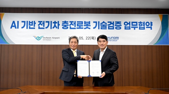 인천국제공항공사에서 열린 업무 협약식에서 (왼쪽부터) 인천국제공항공사 이학재 사장, 현대차∙기아 R&D본부장 양희원 사장이 업무 협약을 체결하는 모습