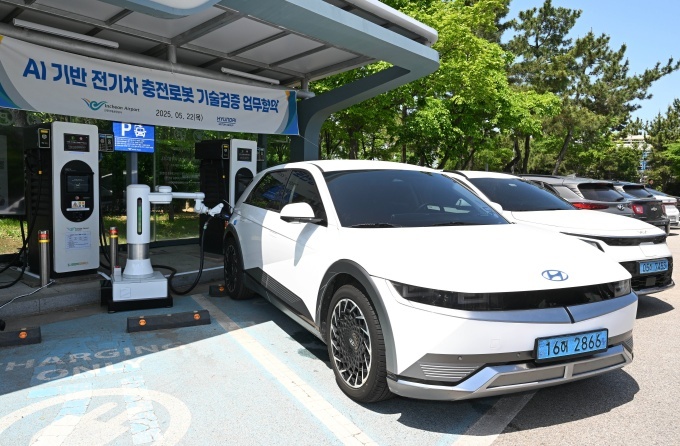 AI 기반 전기차 자동 충전 로봇으로 아이오닉5 차량을 충전하는 모습