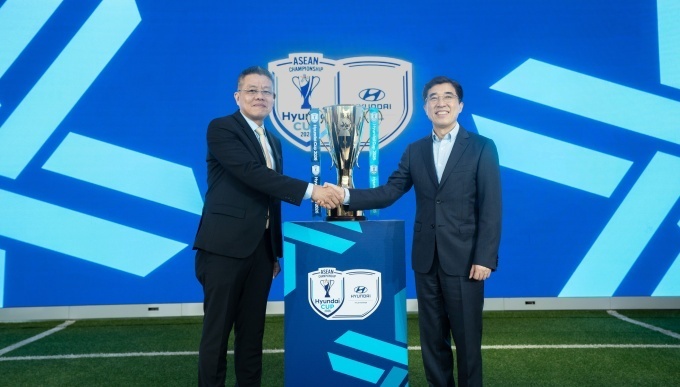 현대컵의 공식 출범을 알리며 악수하는 (왼쪽부터) 키에프 사메스(Khiev Sameth) 동남아시아축구연맹 회장과 김성남 현대자동차 아태권역본부장