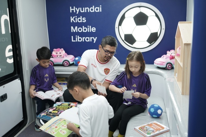 찾아가는 도서관(Hyundai Kids Mobile Library'에서 아이들과 함께 시간을 보내는 밤방 파뭉카스(Bambang Pamungkas) 전 인도네시아 축구 국가대표 선수