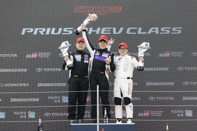 2025 오네(O-NE) 슈퍼레이스 챔피언십 프리우스 PHEV 클래스 2차전에서 1, 2, 3위를 차지한 레드콘모터스포트 이율 선수(가운데), 부산과학기술대학교 강창원 선수(왼쪽), 어퍼스피드 송형진 선수(오른쪽).