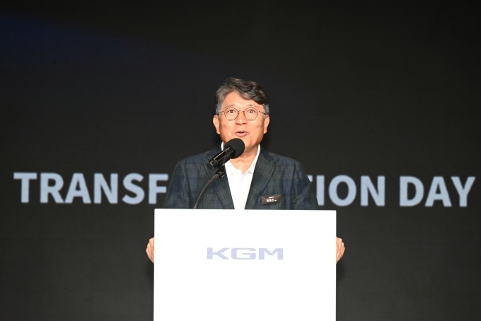 KGM이 지난해 8월 트랜스포메이션 데이를 열고 미래 모빌리티 기업으로 도약을 위한 주요 전략 공유 및 신차 '액티언' 을 출시하며 새로운 변화와 시작을 공식 선언했다. 사진은 곽재선 회장이 인사말을 하고있다.