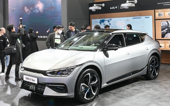 2024년 ‘EV 트렌드 코리아’ 전시장 전경. 완성차부터 충전 인프라, 배터리 등 다양한 전시가 마련되었다.