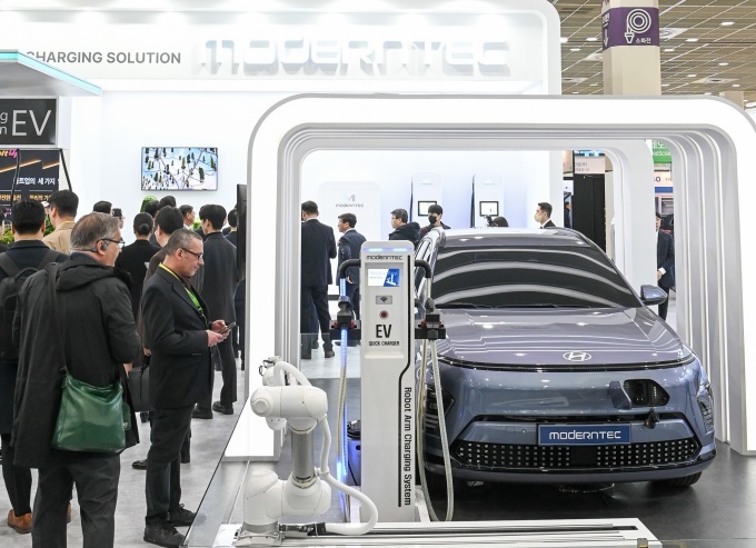 2024년 ‘EV 트렌드 코리아’ 전시장 전경. 많은 관람객이 전기차 및 관련 기술 동향 파악을 위해 코엑스 A홀을 찾았다.