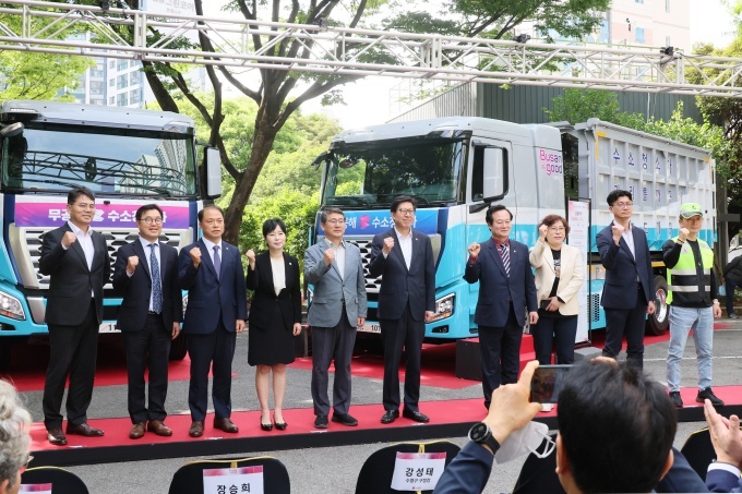 (왼쪽부터) 현대차 부산지역본부장 홍정호 상무, 현대차 에너지&수소정책담당 신승규 전무, (왼쪽에서 여섯번째) 박형준 부산시장 등 주요 관계자들이 기념사진을 촬영하고 있다.