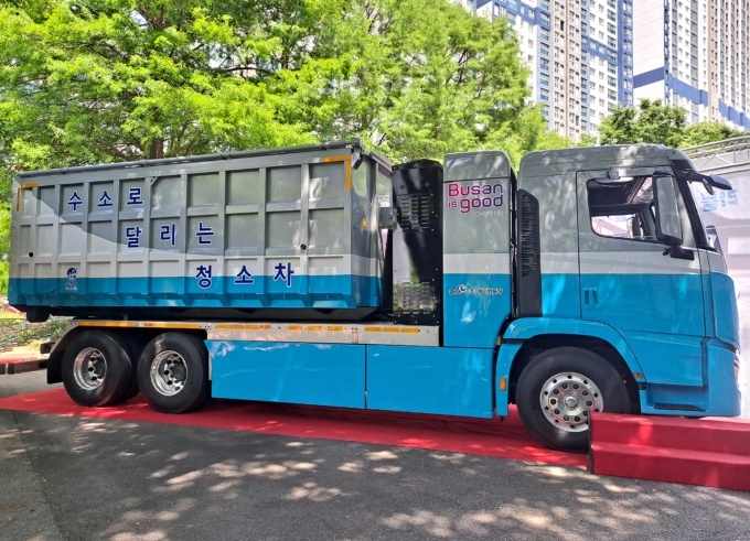 5일 부산시청 야외주차장에서 열린 '부산시 수소청소차 도입 시민공개행사'에 전시된 수소청소차