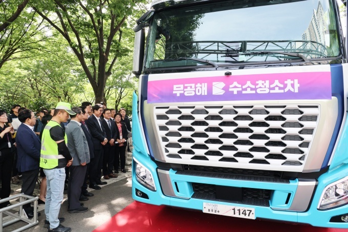 주요 관계자들이 ‘부산시 수소청소차 도입 시민공개행사’에서 전시된 수소청소차를 관람하고 있다.