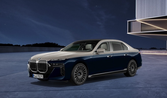 BMW 750e xDrive M 스포츠 인디비주얼 투톤 미드나잇 사파이어 에디션