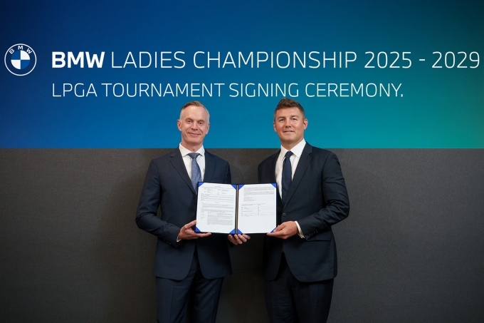 베른하르트 테리엣 BMW 그룹 코리아 부사장(좌)과 크리스 매드슨 LPGA 아시아태평양 지사장(우)이 BMW 코리아의 LPGA 대회 개최 연장 계약 협약식에서 기념 촬영을 진행하고 있다.