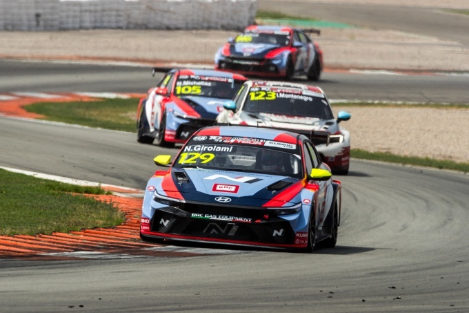 6월13~15일 열린 '2025 TCR 월드 투어' 스페인 대회에서 현대차 '더 뉴 엘란트라 N TCR(국내명 더 뉴 아반떼 N TCR)'이 주행하고 있다.