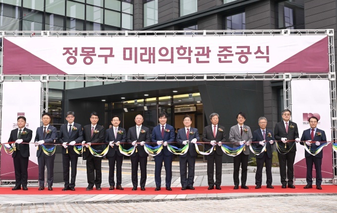 정몽구 미래의학관 준공식에서 정의선 현대차그룹 회장, 김재호 고려중앙학원 이사장, 김동원 고려대 총장, 승명호 교우회장 등 참석자들이 테이프커팅을 하고 있다. 사진 좌로부터 서동훈 안산병원장, 민병욱 구로병원장, 한승범 안암병원장, 편성범 의과대학장, 윤을식 의무부총장, 정의선 현대차그룹 회장, 김재호 고려중앙학원 이사장, 김동원 고려대 총장, 승명호 교우회장, 정순영 교무부총장, 윤성택 연구부총장, 송진원 대학원장, 윤형선 의대교우회장