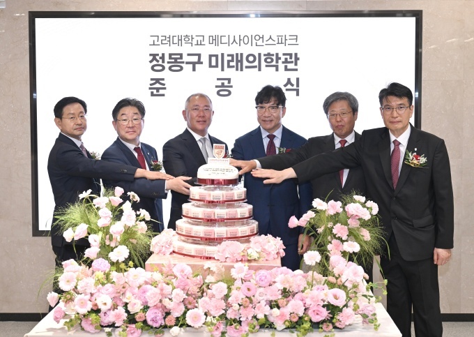 정몽구 미래의학관 준공식에서 정의선 현대차그룹 회장, 김재호 고려중앙학원 이사장 등 참석자들이 개관을 축하하며 케이크커팅을 하고 있다. 사진 좌로부터 윤을식 의무부총장, 김동원 총장, 정의선 현대차그룹 회장, 김재호 고려중앙학원 이사장, 승명호 교우회장, 편성범 의과대학장