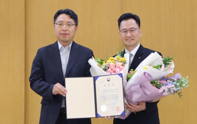 (오른쪽부터) 이준길 한국타이어앤테크놀로지 대전공장장 상무, 권경민 대전광역시 경제과학국장이 기념촬영을 하고 있다.