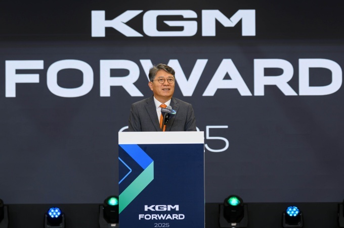 17일 KG모빌리티 평택 본사에서 열린 KGM 중장기 로드맵 발표 현장에서 곽재선 회장이 발표하고 있다.