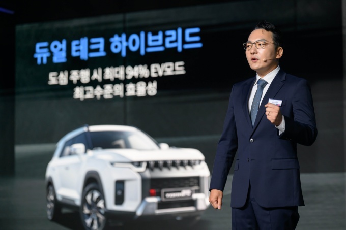 KGM 곽정현 사업전략 부문장이 상품전략을 발표하고 있다.