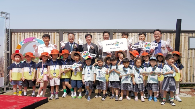 (뒷줄 왼쪽부터) 아산 군덕1리 박응진 이장, 한국환경보전원 신진수 원장, 아산시 조일교 부시장, 현대차 GPO 김일범 부사장, 천안아산환경운동연합 차수철 의장, 현대차 정상익 안전기획사업부장, 충청남도의회 안장헌 의원이 지역 어린이들과 기념 사진을 촬영하는 모습.