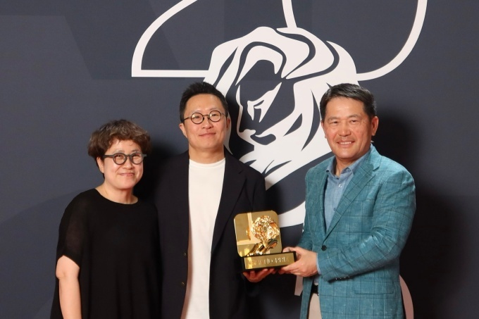 (왼쪽부터)이노션 최고 크리에이티브 책임자(CCO) 김정아 부사장, 현대자동차 브랜드마케팅본부장 지성원 전무, 이노션 이용우 대표이사가 17일(현지시간) 국제 광고제 '칸 라이언즈 2025'에서 기념촬영을 하고 있다.