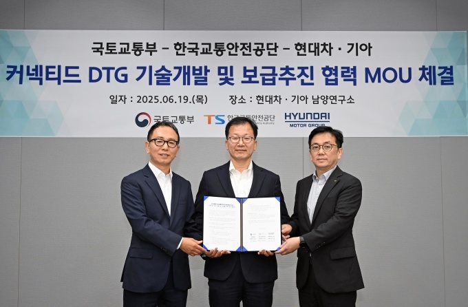 (왼쪽부터) 현대차·기아 상용LCM담당 박상현 부사장, 국토교통부 정채교 종합교통정책관, 한국교통안전공단 한정헌 모빌리티정책실장이 기념촬영을 하고 있다.
