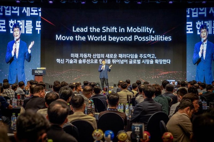 현대모비스가 27일 제주 해비치호텔앤리조트에서 '2025 현대모비스 대리점 컨퍼런스'를 개최했다. 이규석 사장(사진 가운데)은 "고객들이 현대차/기아를 선택하는 중요한 이유 중 하나가 바로 우리의 서비스 경쟁력"이라며 A/S 부품 고객 서비스 강화를 강조했다.