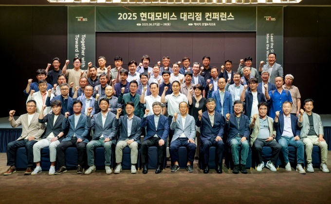 현대모비스가 27일 제주 해비치호텔앤리조트에서 '2025 현대모비스 대리점 컨퍼런스'를 개최했다. 이규석 사장(사진 가운데)은 "고객들이 현대차/기아를 선택하는 중요한 이유 중 하나가 바로 우리의 서비스 경쟁력"이라며 A/S 부품 고객 서비스 강화를 강조했다.