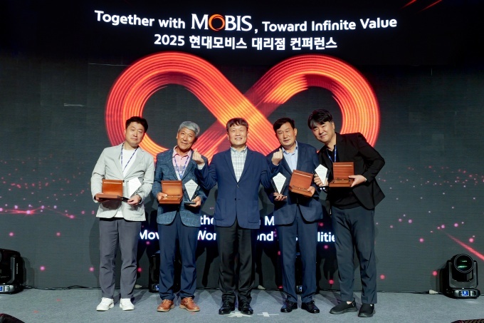 현대모비스가 27일 제주 해비치호텔앤리조트에서 '2025 현대모비스 대리점 컨퍼런스'를 개최했다. 이규석 사장(사진 가운데)은 "고객들이 현대차/기아를 선택하는 중요한 이유 중 하나가 바로 우리의 서비스 경쟁력"이라며 A/S 부품 고객 서비스 강화를 강조했다.