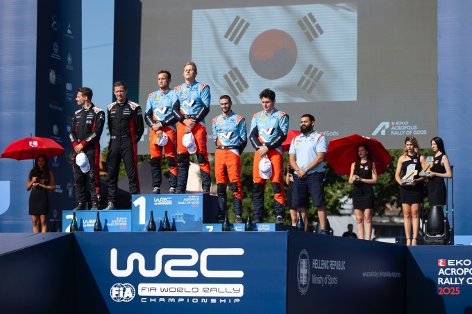 2025 WRC 그리스 랠리에서 포디움에 오른 선수들의 모습. (왼쪽부터) 2위에 오른 도요타팀 소속 코드라이버 빈센트 랑데와 드라이버 세바스티앙 오지에, 우승을 차지한 현대 월드랠리팀 코드라이버 마틴 야르베오야와 드라이버 오트 타낙, 3위에 오른 현대 월드랠리팀 코드라이버 알렉산드르 코리아와 드라이
