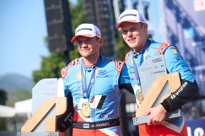 2025 WRC 그리스 랠리에서 우승을 차지한 현대 월드랠리팀 오트 타낙(Ott Tänak, 오른쪽)과 코드라이버 마틴 야르베오야(Martin Järveoja, 왼쪽)가 트로피를 들고 기뻐하고 있다.