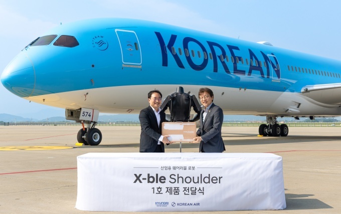 현대차∙기아 로보틱스랩 현동진 상무(왼쪽)와 대한항공 항공우주사업본부 정현보 상무(오른쪽) 가 엑스블 숄더 1호 전달식 후 기념사진을 촬영하고 있다.