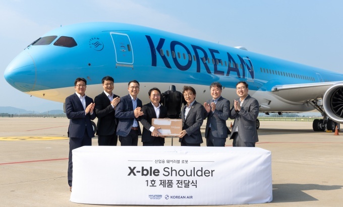 엑스블 숄더 1호 전달식 후 행사 참가자들이 기념사진을 촬영하고 있다. (왼쪽부터) 현대차·기아 로보틱스사업1팀 김종우 팀장, 현대차·기아 관절로보틱스팀 윤주영 팀장, 현대차·기아 로보틱스사업실 최리군 상무, 현대차·기아 로보틱스랩 현동진 상무, 대한항공 항공우주사업본부 정현보 상무, 대한항공 항공우주사업본부 기술3팀 신도훈 팀장, 대한항공 항공우주사업본부 사업기획팀 이대일 팀장
