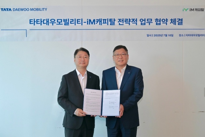 전략적업무협약을 체결한 타타대우모빌리티 김태성 사장(좌측)과 iM캐피탈 김성욱 대표이사(우측)이 기념 사진촬영을 하고 있다.