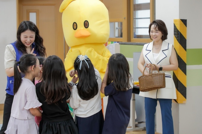 15일 인천 연수구 명선초등학교에서 진행된 ‘안전하게 건너요’ 어린이 교통 안전 캠페인 수업 중 진행된 게임에 참여하고 있는 윤명옥 GM 한국사업장 최고마케팅책임자(CMO) 겸 커뮤니케이션 총괄 전무(오른쪽)