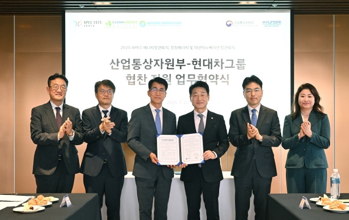 22일 현대 모터스튜디오 고양에서 김동욱 현대차그룹 부사장(왼쪽에서 세번째), 이호현 산업통상자원부 제2차관 (왼쪽에서 네번째), 현대차그룹 및 산업통상자원부 관계자들이 기념 촬영을 하고 있다.
