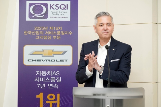 2025 KSQI 고객접점 조사 자동차 AS 부문 7년 연속 1위 달성 기념 행사에서 연설하고 있는 헥터 비자레알 GM 한국사업장 사장