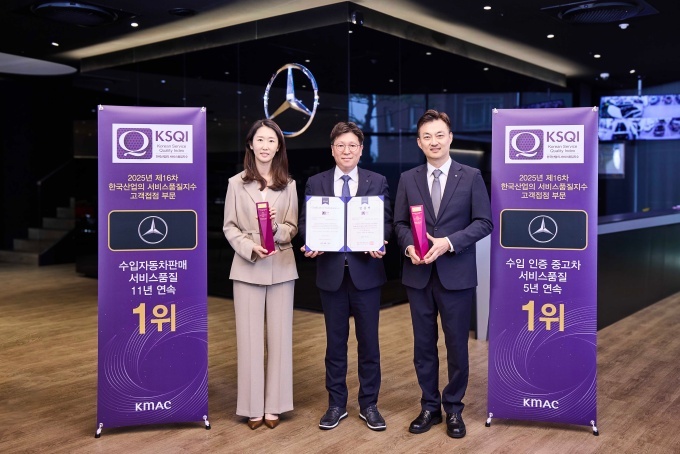 (왼쪽부터) 메르세데스-벤츠 코리아 최유미 법인영업, 인증중고차 및 밴 부문 상무; 한국능률협회컨설팅 오철세 상무; 메르세데스-벤츠 코리아 이범일 리테일 영업 부문 상무가 기념 사진 촬영을 하고 있다.